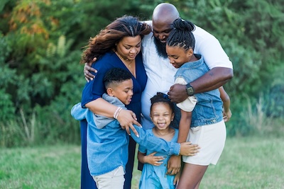 family of 5 hugging in a circle